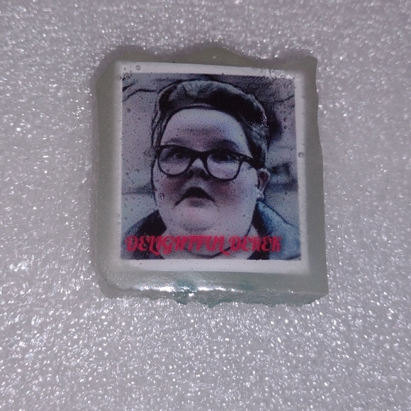 STRANGER THINGS 5 "DELIGHTFUL DEREK" 80'S GLOW ART PIN - Picture 4 of 11